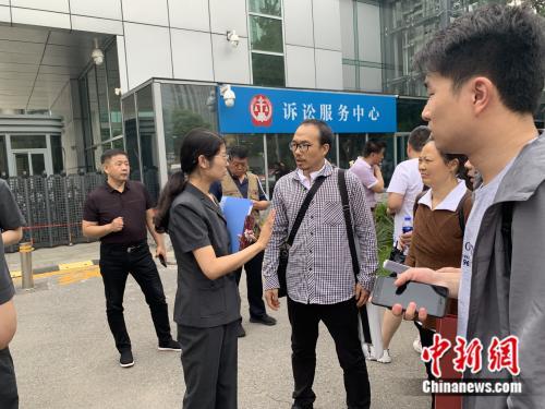 【8点见】证监会回应深大通暴力抗法。